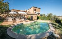Bazén v ubytovaní 3 Bedroom Amazing Home In Montalcino alebo v jeho blízkosti