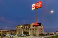 ノース・プラットにあるBest Western Plus North Platte Inn &amp; Suitesの駐車場に車を停めたホテルの看板