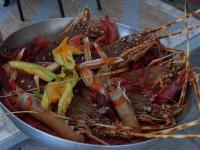 een kom met eten, waaronder kreeft en andere groenten bij Hotel Ristorante Milton in Varazze