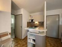 a small kitchen with a counter in a room at Appartement Sainte-Maxime, 2 pièces, 4 personnes - FR-1-226-500 in Sainte-Maxime
