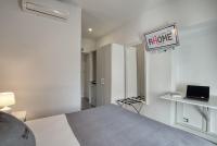 A television and/or entertainment centre at Rhome Guest House