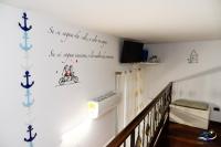Televízia a/alebo spoločenská miestnosť v ubytovaní Holiday House Piccirillo