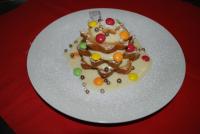 un plato blanco con un postre en una mesa roja en Hotel Des Glaciers, en Courmayeur
