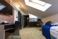 A television and/or entertainment centre at Apart Hotel GOLDEN apartments