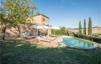 Bazén v ubytovaní 3 Bedroom Amazing Home In Montalcino alebo v jeho blízkosti