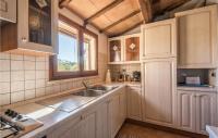 Kuchyňa alebo kuchynka v ubytovaní 3 Bedroom Amazing Home In Montalcino