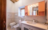 Kúpeľňa v ubytovaní 3 Bedroom Amazing Home In Montalcino