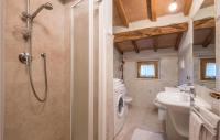 Kúpeľňa v ubytovaní 3 Bedroom Amazing Home In Montalcino