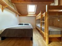Łóżko lub łóżka w pokoju w obiekcie Appartement dernier étage 3 chambres - Olympe