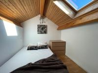 Łóżko lub łóżka w pokoju w obiekcie Appartement dernier étage 3 chambres - Olympe