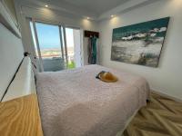 Postel nebo postele na pokoji v ubytování 2 bedroom apartment with breathtaking view of the sea - sunset