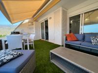 Posezení v ubytování 2 bedroom apartment with breathtaking view of the sea - sunset