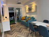 Posezení v ubytování 2 bedroom apartment with breathtaking view of the sea - sunset