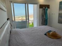 Postel nebo postele na pokoji v ubytování 2 bedroom apartment with breathtaking view of the sea - sunset
