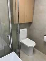 Koupelna v ubytování 2 bedroom apartment with breathtaking view of the sea - sunset