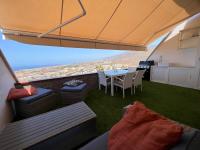 Posezení v ubytování 2 bedroom apartment with breathtaking view of the sea - sunset