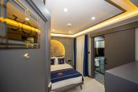 A bed or beds in a room at Hotel California