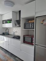 Kuchyň nebo kuchyňský kout v ubytování Apartamento con jardín y piscina Pet friendly