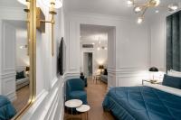 Posteľ alebo postele v izbe v ubytovaní Praxitelous Luxury Suites