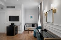 Televízia a/alebo spoločenská miestnosť v ubytovaní Praxitelous Luxury Suites