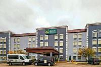 Un hotel con coches aparcados delante. en Quality Inn &amp; Suites CVG Airport, en Erlanger