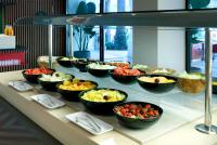 马贝拉Hard Rock Hotel Marbella - Puerto Banús的桌上摆着许多碗食物的自助餐