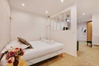 Tempat tidur dalam kamar di Superbe studio- 5P- Bonne Nouvelle/ Gare de L&#39;est - D