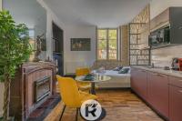 Kuchnia lub aneks kuchenny w obiekcie R'Apparts Studio Chic des Quais
