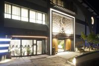 Un escaparate de un edificio por la noche en Kikunoya, en Miyajima