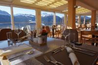 comedor con mesa y vistas a las montañas en nawu apartments & Restaurant, en Hermagor