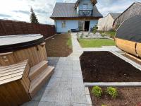Vonkajšia záhrada v ubytovaní Osada Marcowa - Niebieski Domek z sauną & jacuzzi