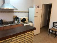 A kitchen or kitchenette at Conil Colorado 1 rústico y económico