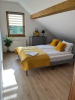Posteľ alebo postele v izbe v ubytovaní Osada Marcowa - Niebieski Domek z sauną & jacuzzi