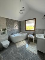 Kúpeľňa v ubytovaní Osada Marcowa - Niebieski Domek z sauną & jacuzzi