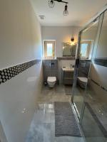 Kúpeľňa v ubytovaní Osada Marcowa - Niebieski Domek z sauną & jacuzzi