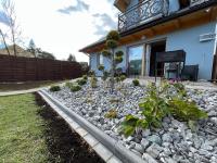 Vonkajšia záhrada v ubytovaní Osada Marcowa - Niebieski Domek z sauną & jacuzzi