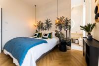 Łóżko lub łóżka w pokoju w obiekcie HYGGE KEYWEEK Apt 2 bedrooms with parking in Biarritz city center