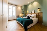 Łóżko lub łóżka w pokoju w obiekcie HYGGE KEYWEEK Apt 2 bedrooms with parking in Biarritz city center