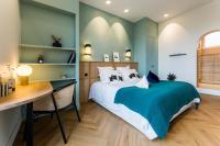 Łóżko lub łóżka w pokoju w obiekcie HYGGE KEYWEEK Apt 2 bedrooms with parking in Biarritz city center