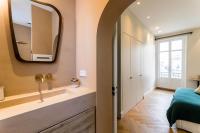 Łóżko lub łóżka w pokoju w obiekcie HYGGE KEYWEEK Apt 2 bedrooms with parking in Biarritz city center