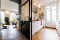 Kuchnia lub aneks kuchenny w obiekcie HYGGE KEYWEEK Apt 2 bedrooms with parking in Biarritz city center