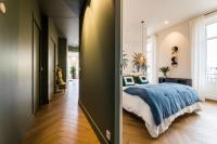 Łóżko lub łóżka w pokoju w obiekcie HYGGE KEYWEEK Apt 2 bedrooms with parking in Biarritz city center