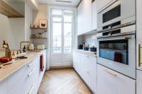 Kuchnia lub aneks kuchenny w obiekcie HYGGE KEYWEEK Apt 2 bedrooms with parking in Biarritz city center