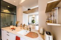 Kuchnia lub aneks kuchenny w obiekcie HYGGE KEYWEEK Apt 2 bedrooms with parking in Biarritz city center