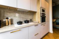 Kuchnia lub aneks kuchenny w obiekcie HYGGE KEYWEEK Apt 2 bedrooms with parking in Biarritz city center