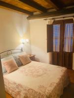 A bed or beds in a room at Casa rural La Aldea