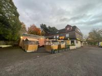 un edificio con una casa con un montón de cajas en Smithton Hotel, en Inverness