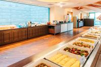 北九州市にある亀の井ホテル  玄界灘のカウンターの上に食べ物の箱がいくつか置かれたカフェテリア