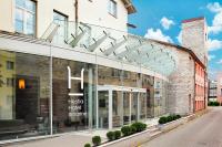 Un edificio con un cartel en el costado. en Hestia Hotel Ilmarine, en Tallin