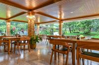 Κήπος έξω από το Cascade Tara